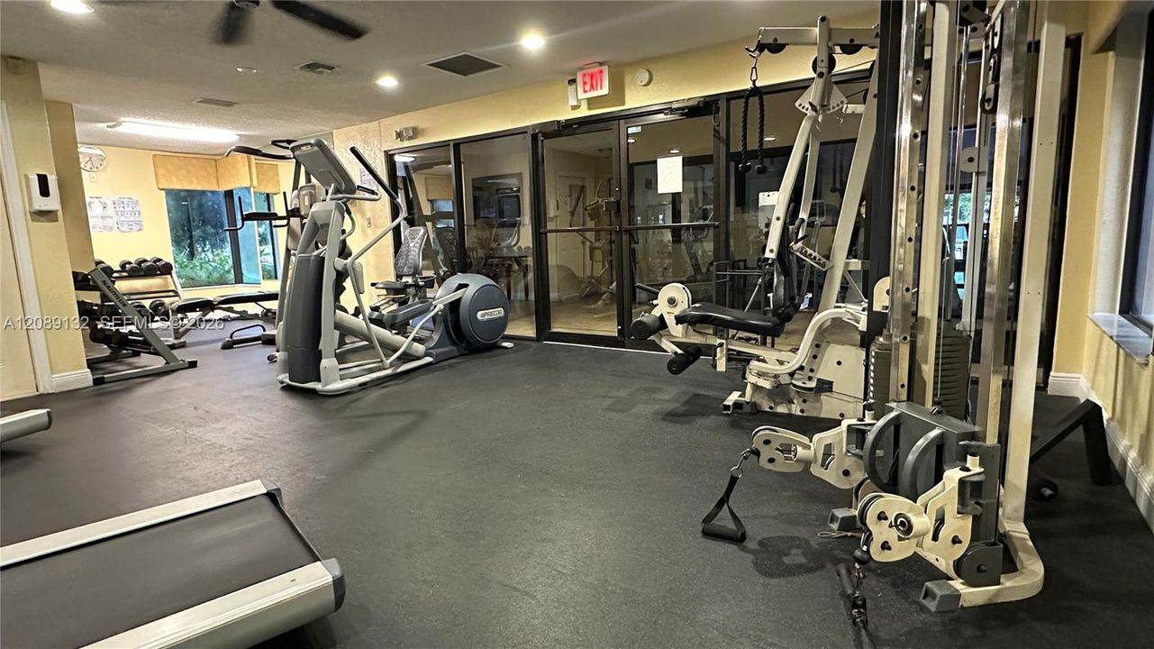 For Rent: $1,900 (1 beds, 1 baths, 806 Square Feet)