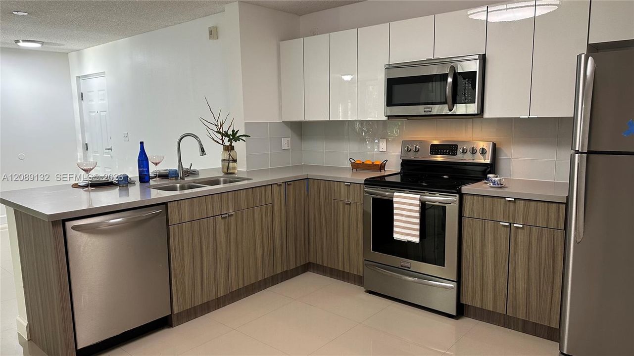 For Rent: $1,900 (1 beds, 1 baths, 806 Square Feet)