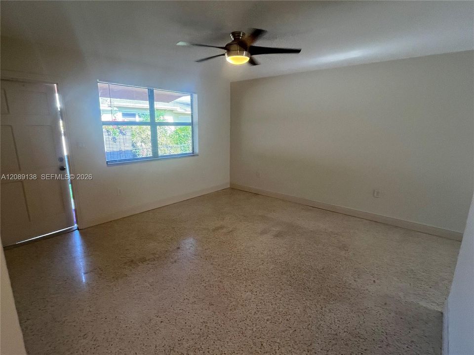 For Rent: $2,600 (2 beds, 1 baths, 900 Square Feet)