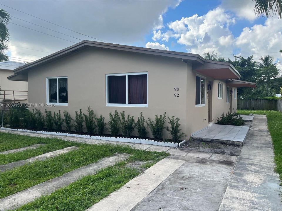 For Rent: $2,600 (2 beds, 1 baths, 900 Square Feet)