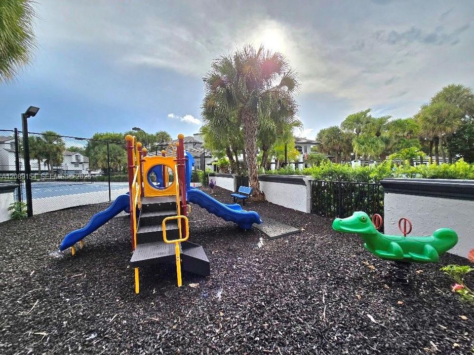For Rent: $2,100 (1 beds, 1 baths, 602 Square Feet)