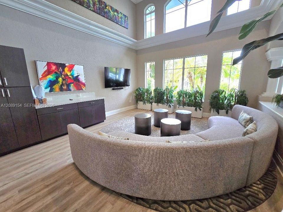 For Rent: $2,100 (1 beds, 1 baths, 602 Square Feet)