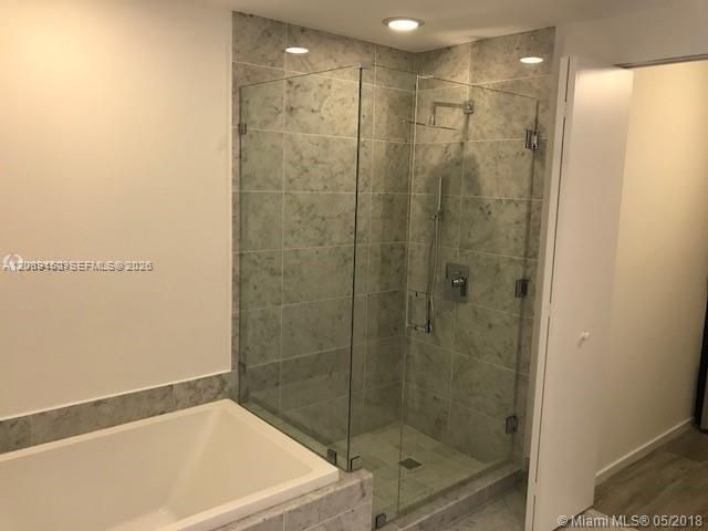 For Rent: $4,400 (1 beds, 2 baths, 881 Square Feet)