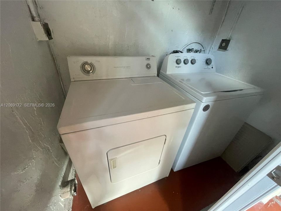 合同活跃: $2,600 (3 贝兹, 2 浴室, 921 平方英尺)