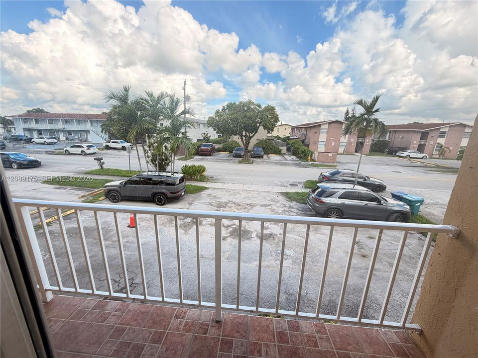 For Rent: $2,700 (2 beds, 1 baths, 880 Square Feet)