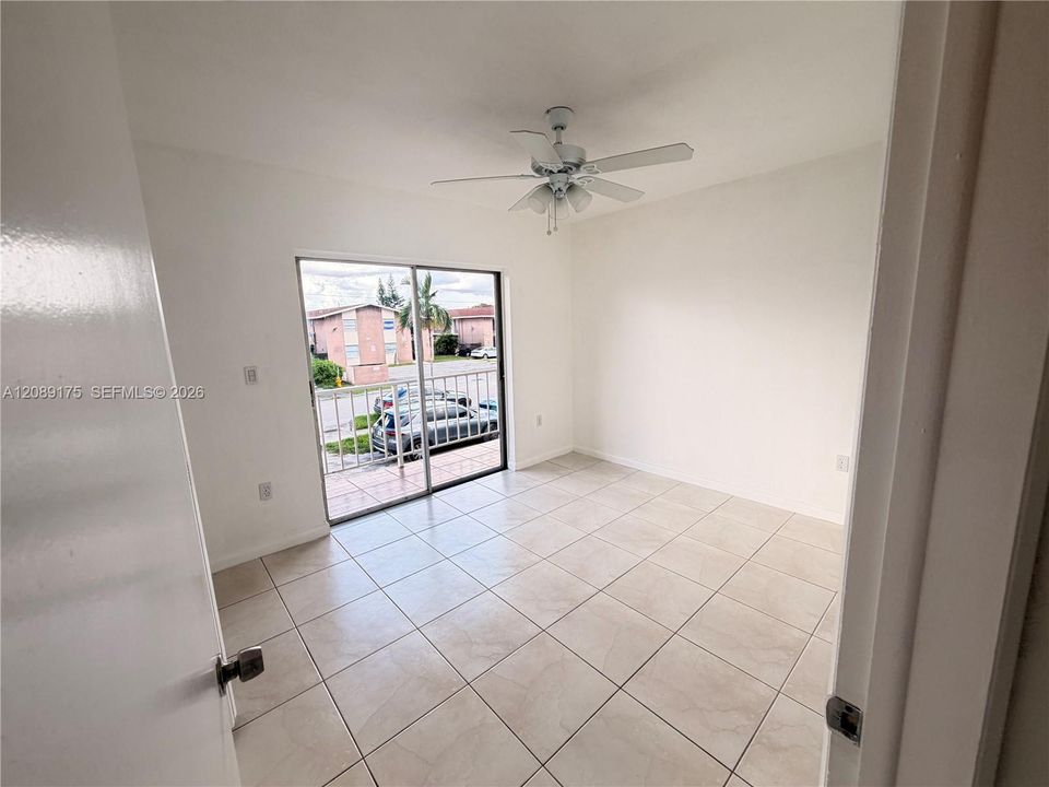 For Rent: $2,700 (2 beds, 1 baths, 880 Square Feet)