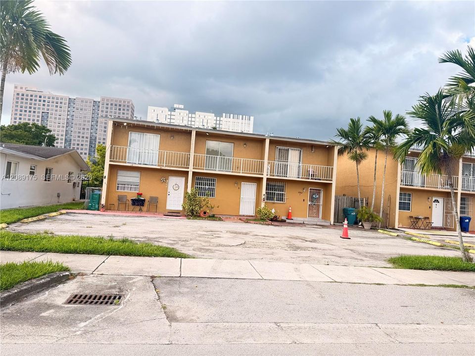For Rent: $2,700 (2 beds, 1 baths, 880 Square Feet)
