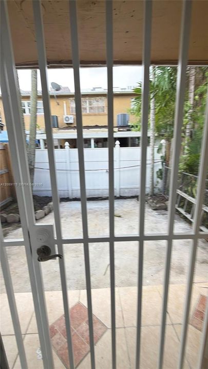 For Rent: $2,700 (2 beds, 1 baths, 880 Square Feet)
