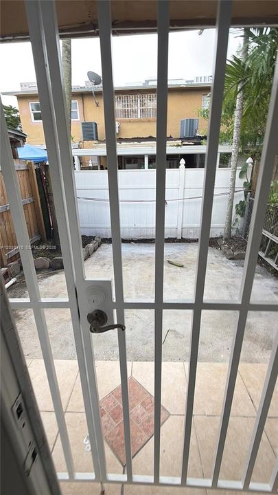 For Rent: $2,700 (2 beds, 1 baths, 880 Square Feet)