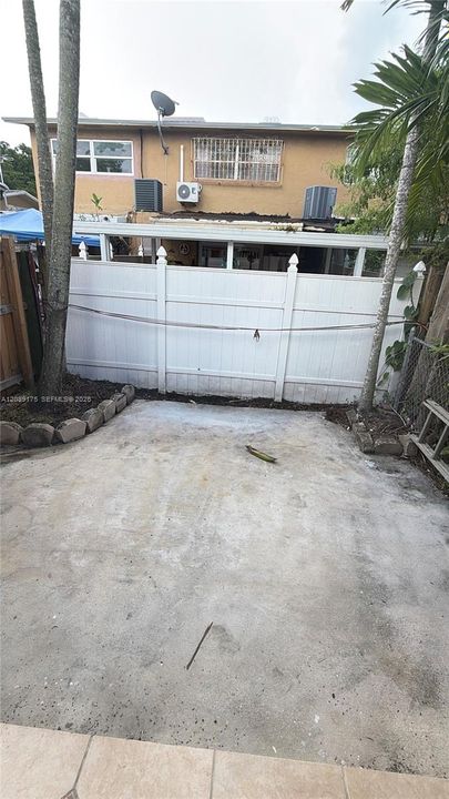 For Rent: $2,700 (2 beds, 1 baths, 880 Square Feet)