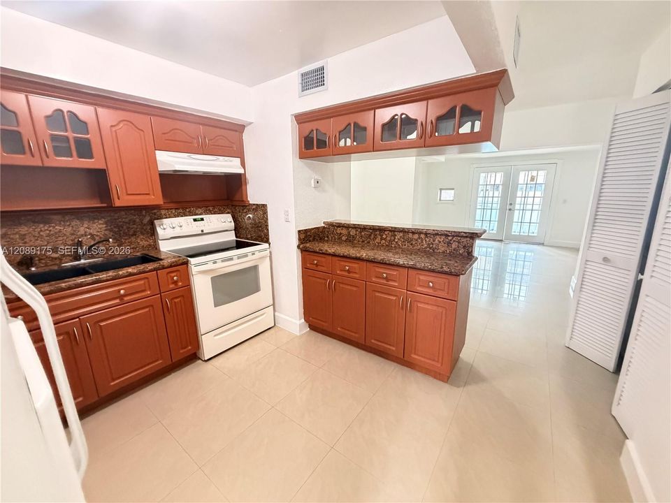 For Rent: $2,700 (2 beds, 1 baths, 880 Square Feet)