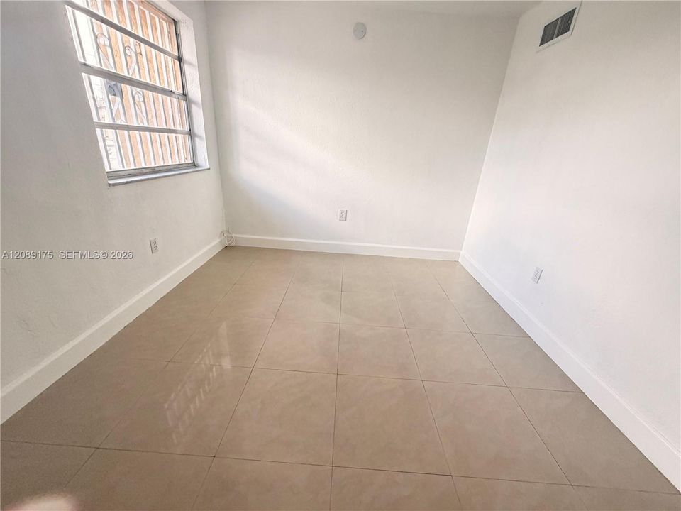 For Rent: $2,700 (2 beds, 1 baths, 880 Square Feet)