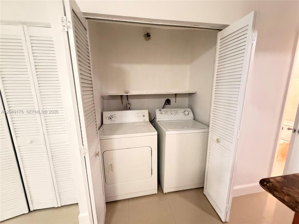 For Rent: $2,700 (2 beds, 1 baths, 880 Square Feet)