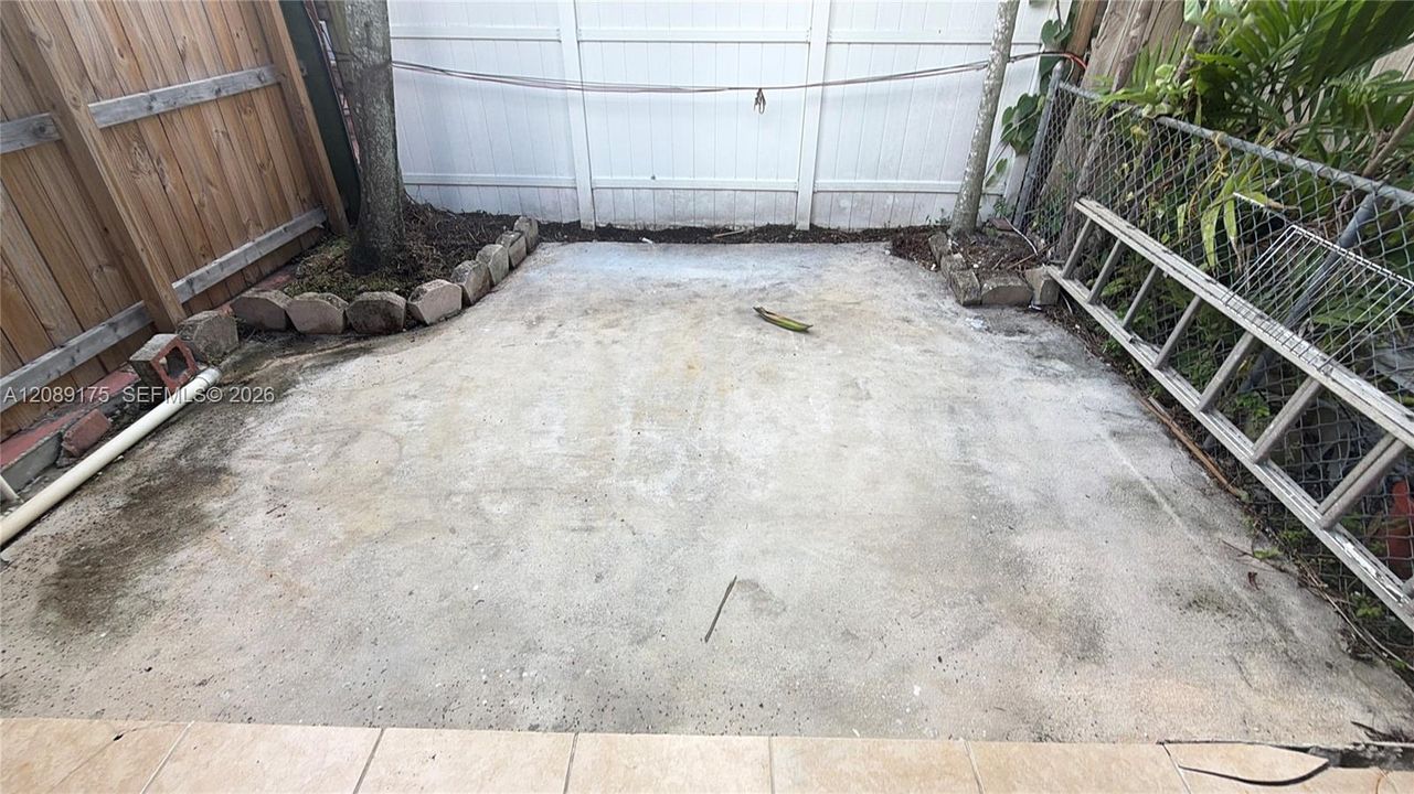 For Rent: $2,700 (2 beds, 1 baths, 880 Square Feet)
