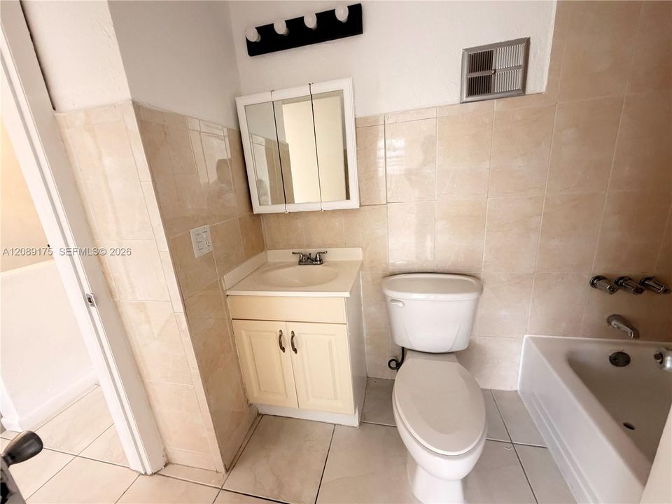 For Rent: $2,700 (2 beds, 1 baths, 880 Square Feet)