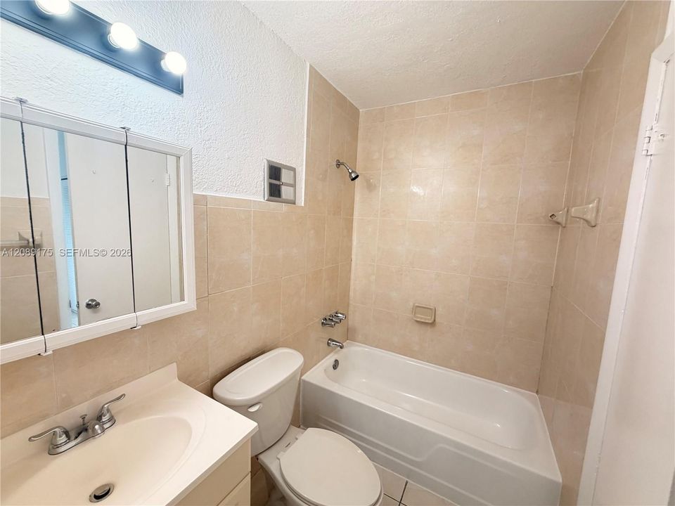 For Rent: $2,700 (2 beds, 1 baths, 880 Square Feet)