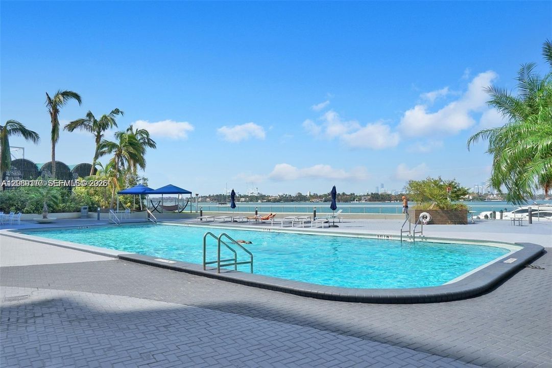 For Rent: $3,000 (1 beds, 1 baths, 837 Square Feet)