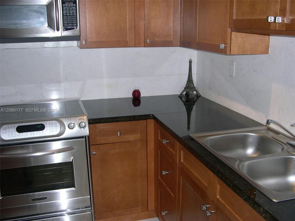 For Rent: $3,000 (1 beds, 1 baths, 837 Square Feet)