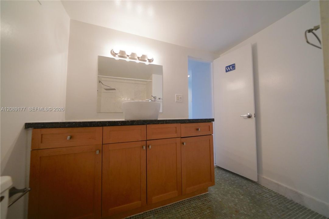 For Rent: $3,000 (1 beds, 1 baths, 837 Square Feet)