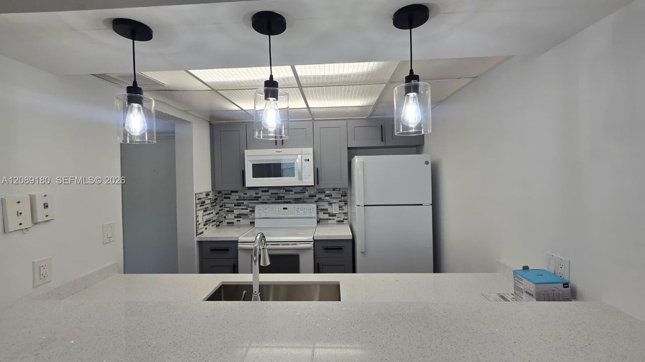 For Rent: $2,050 (1 beds, 1 baths, 710 Square Feet)