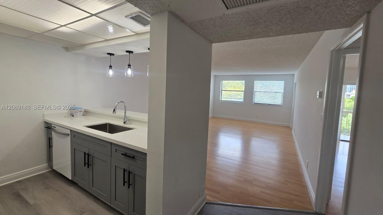 For Rent: $2,050 (1 beds, 1 baths, 710 Square Feet)