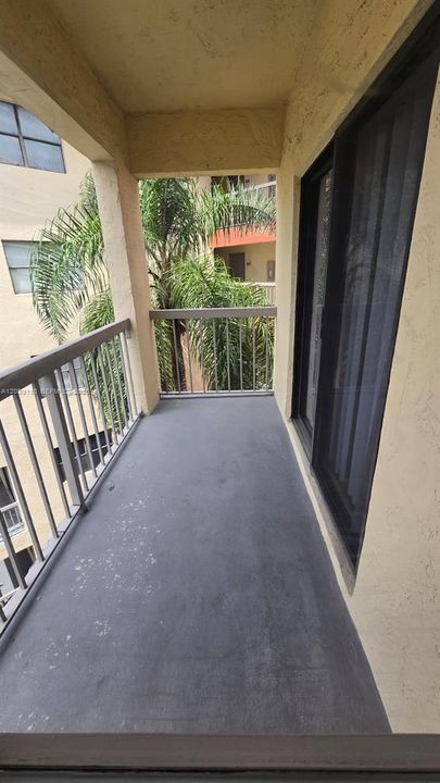 For Rent: $2,050 (1 beds, 1 baths, 710 Square Feet)