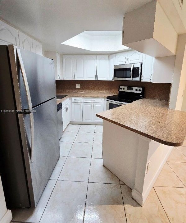 For Rent: $2,100 (1 beds, 1 baths, 810 Square Feet)