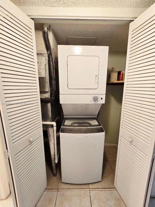 For Rent: $2,100 (1 beds, 1 baths, 810 Square Feet)