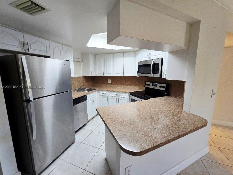 For Rent: $2,100 (1 beds, 1 baths, 810 Square Feet)