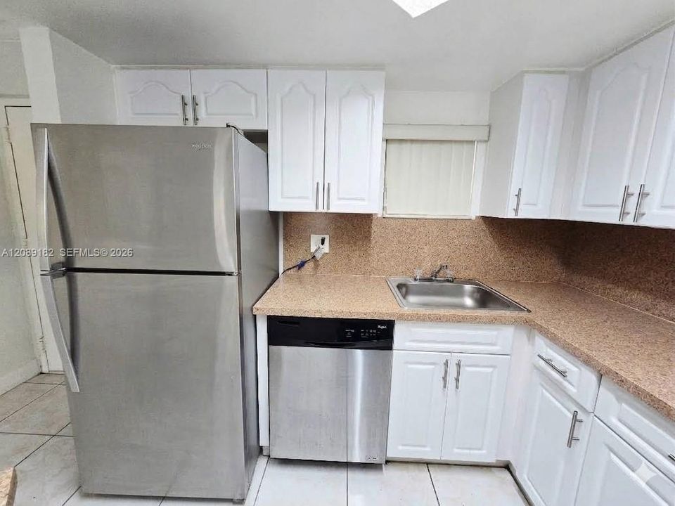For Rent: $2,100 (1 beds, 1 baths, 810 Square Feet)