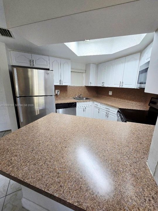 For Rent: $2,100 (1 beds, 1 baths, 810 Square Feet)