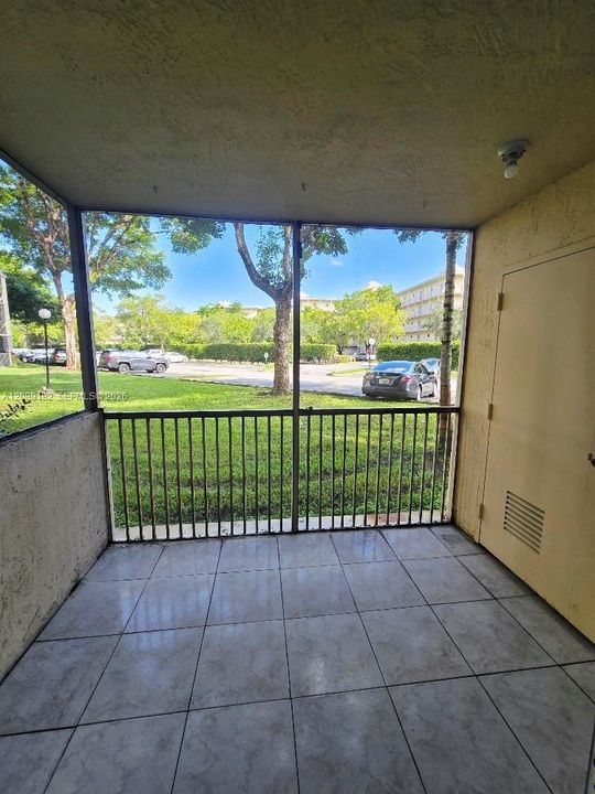 For Rent: $2,100 (1 beds, 1 baths, 810 Square Feet)