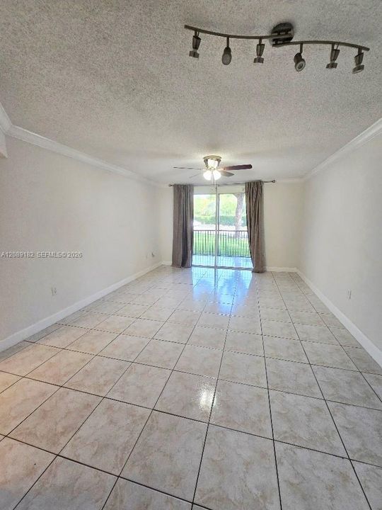 For Rent: $2,100 (1 beds, 1 baths, 810 Square Feet)