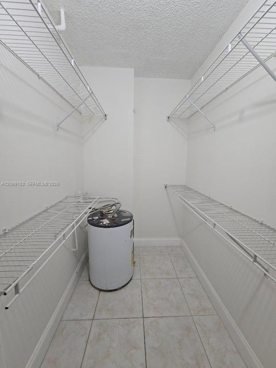 For Rent: $2,100 (1 beds, 1 baths, 810 Square Feet)