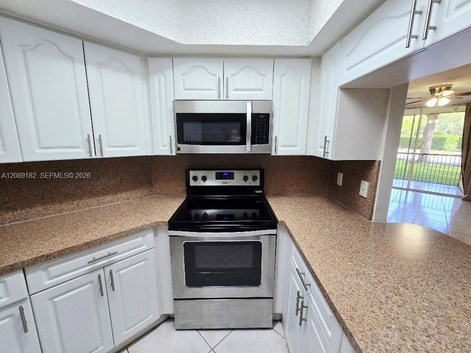 For Rent: $2,100 (1 beds, 1 baths, 810 Square Feet)