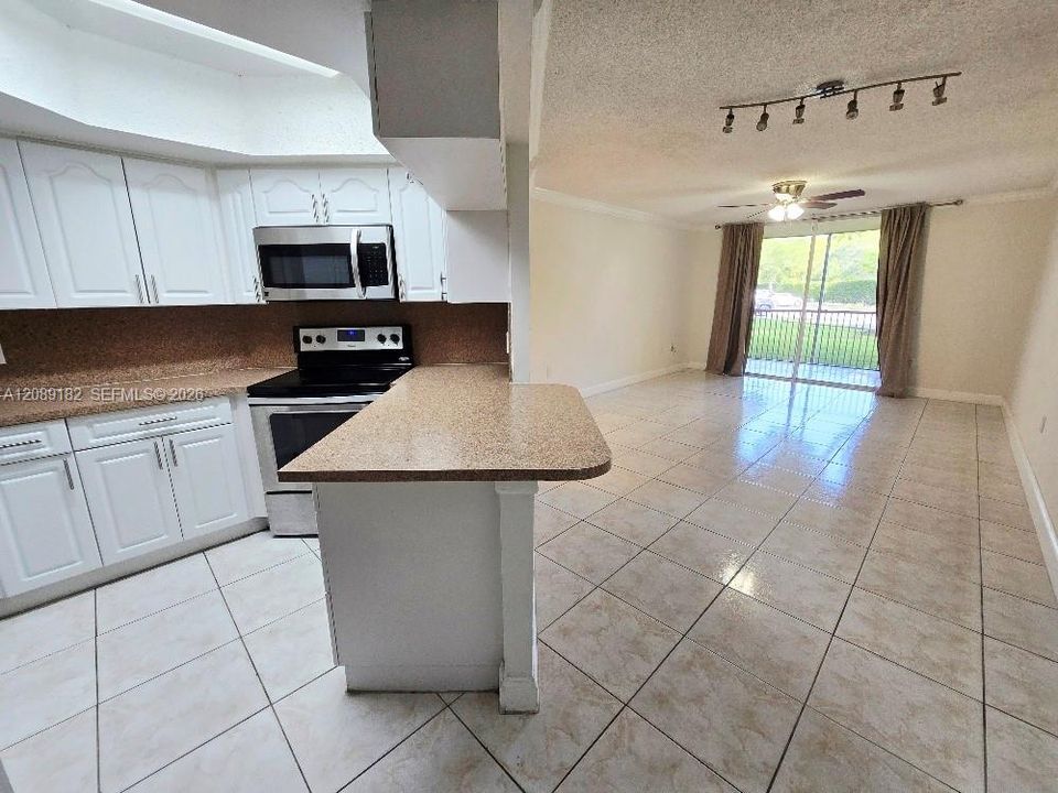 For Rent: $2,100 (1 beds, 1 baths, 810 Square Feet)