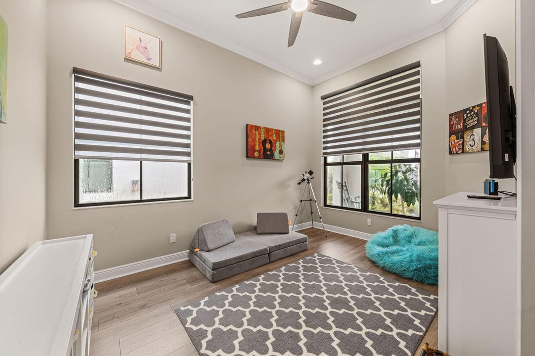 Den / Flex Room