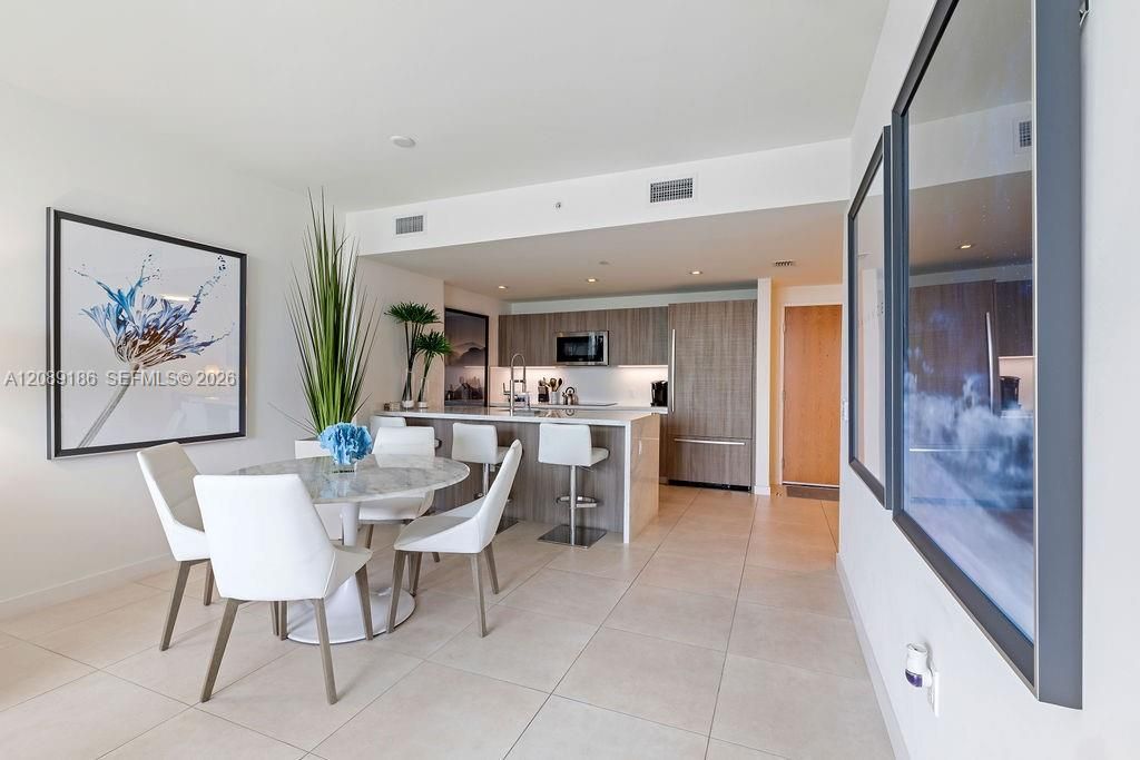 En Venta: $719,500 (1 camas, 1 baños, 858 Pies cuadrados)