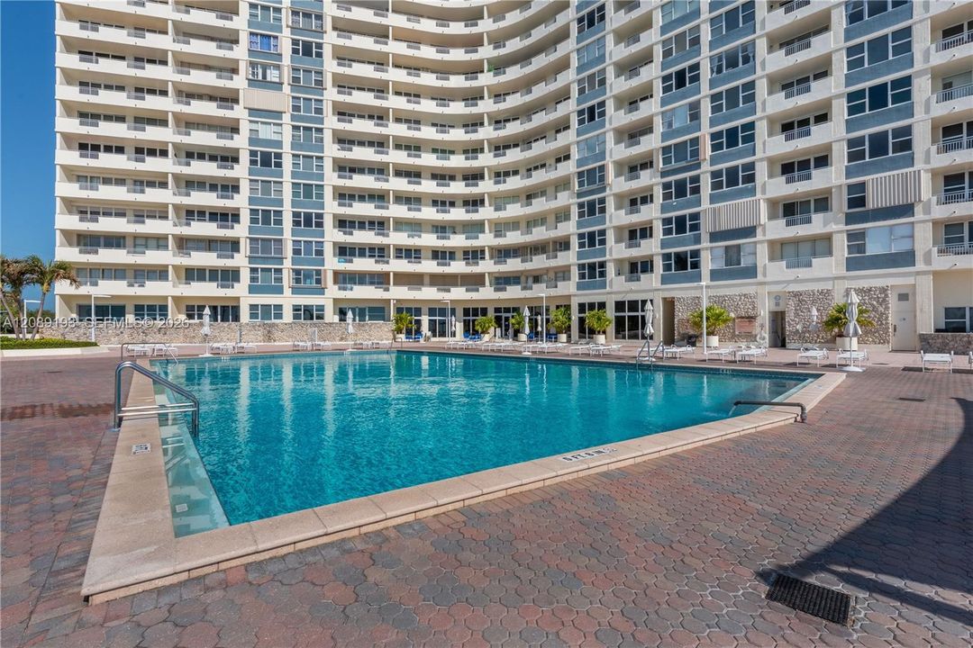 В аренду: $2,700 (2 спален, 2 ванн, 1031 Квадратных фут)