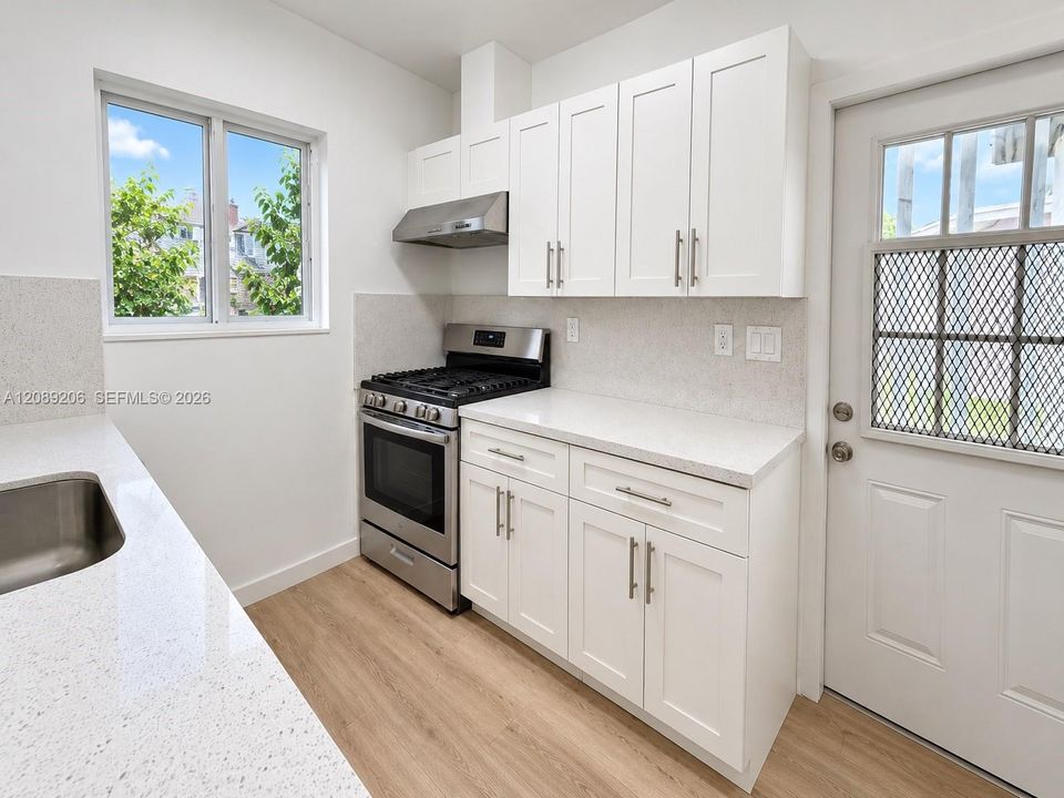 На продажу: $389,900 (3 спален, 2 ванн, 1047 Квадратных фут)
