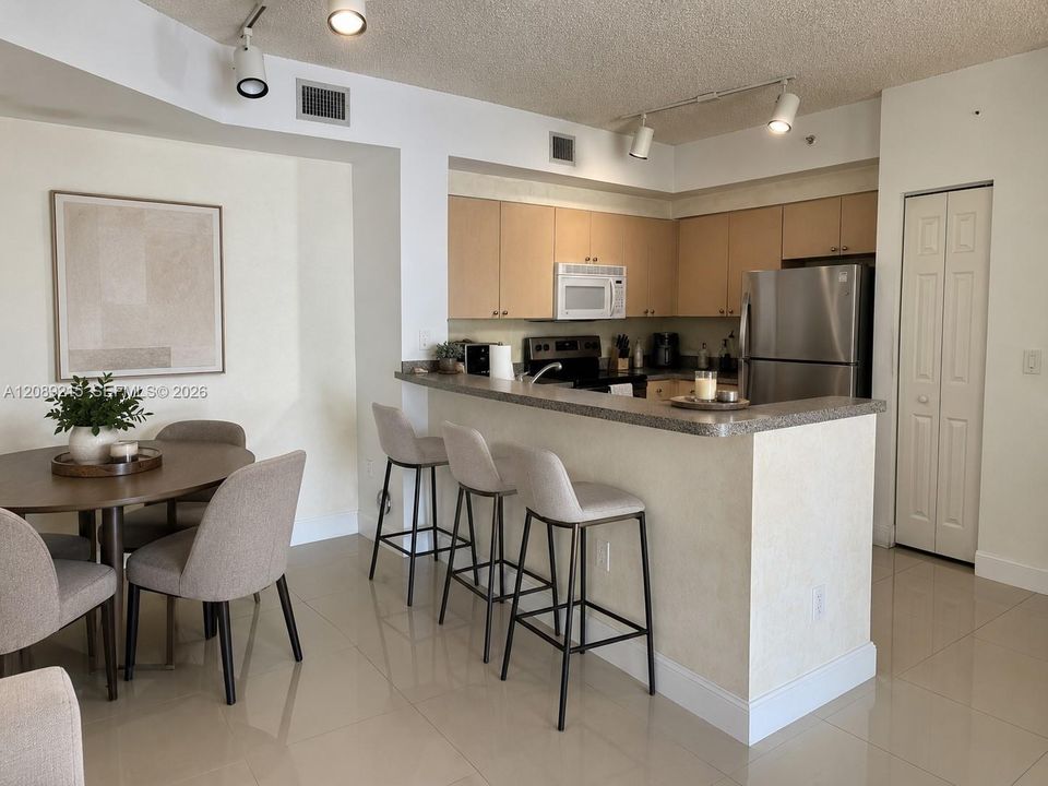 For Rent: $1,998 (2 beds, 2 baths, 981 Square Feet)