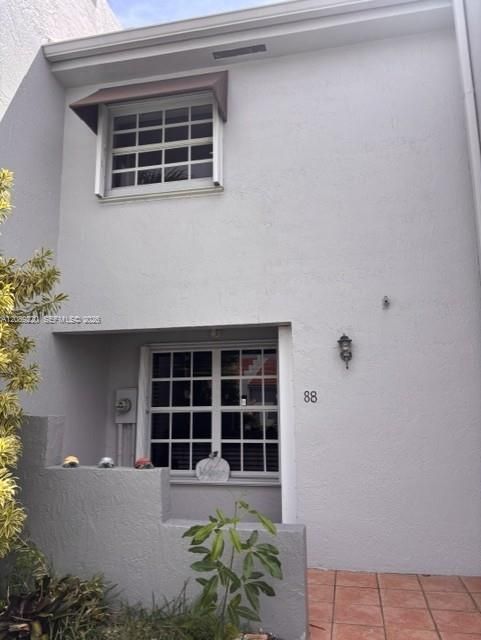 For Sale: $330,000 (2 beds, 2 baths, 980 Square Feet)