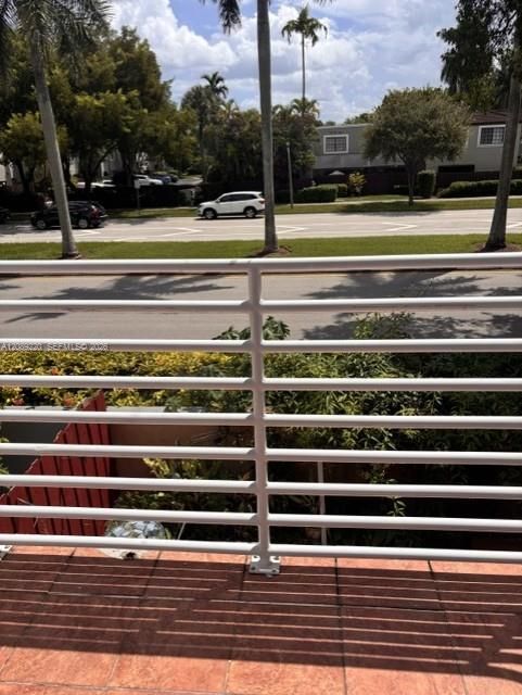 For Sale: $330,000 (2 beds, 2 baths, 980 Square Feet)