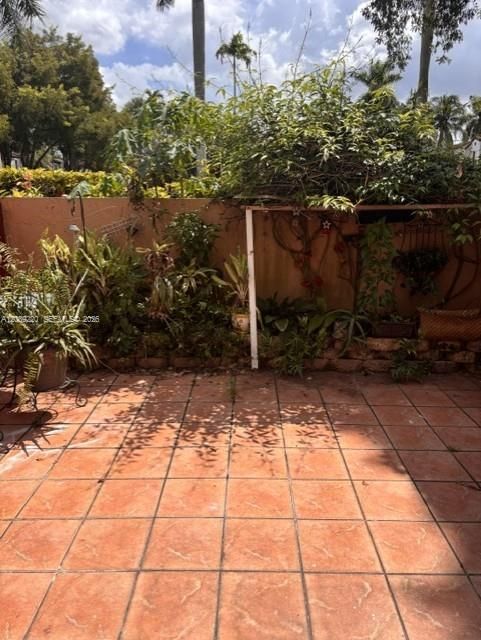 For Sale: $330,000 (2 beds, 2 baths, 980 Square Feet)