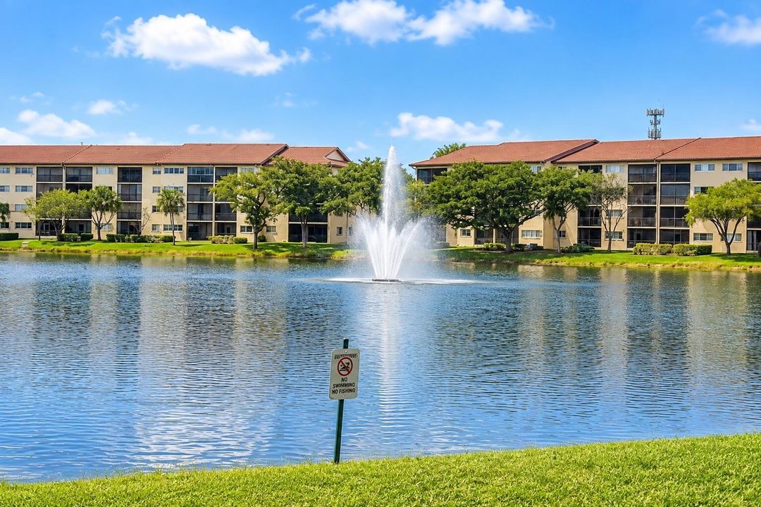 18-community_lake_fountain_sunny