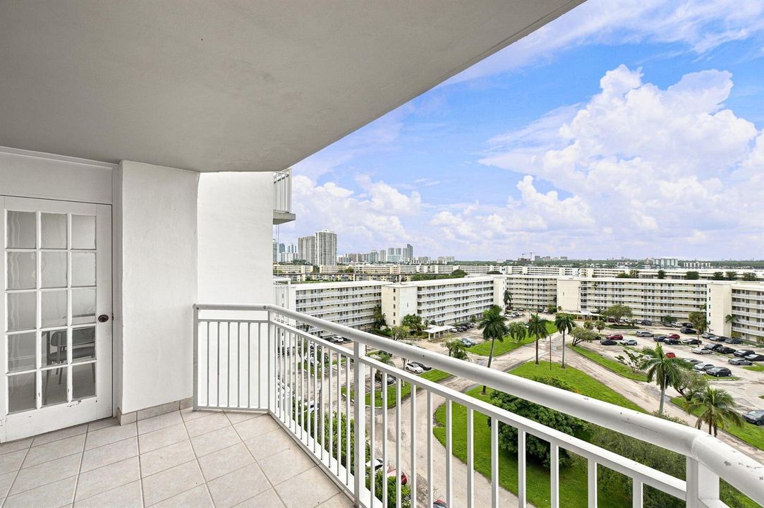 27-web-or-mls-18021-biscayne-blvd-901