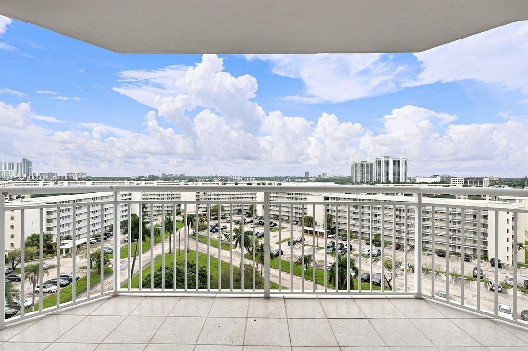 25-web-or-mls-18021-biscayne-blvd-901