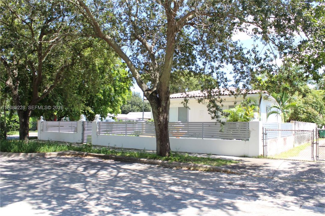 For Sale: $1,650,000 (3 beds, 2 baths, 1369 Square Feet)