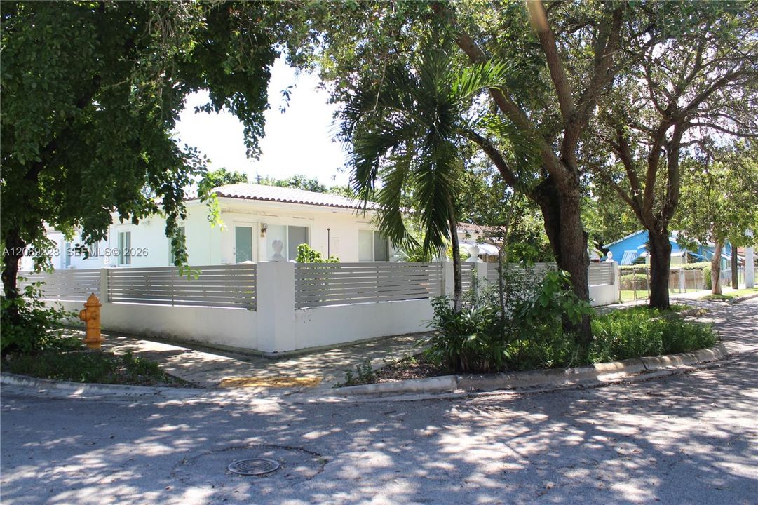 For Sale: $1,650,000 (3 beds, 2 baths, 1369 Square Feet)