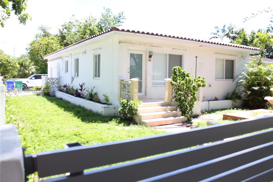 For Sale: $1,650,000 (3 beds, 2 baths, 1369 Square Feet)